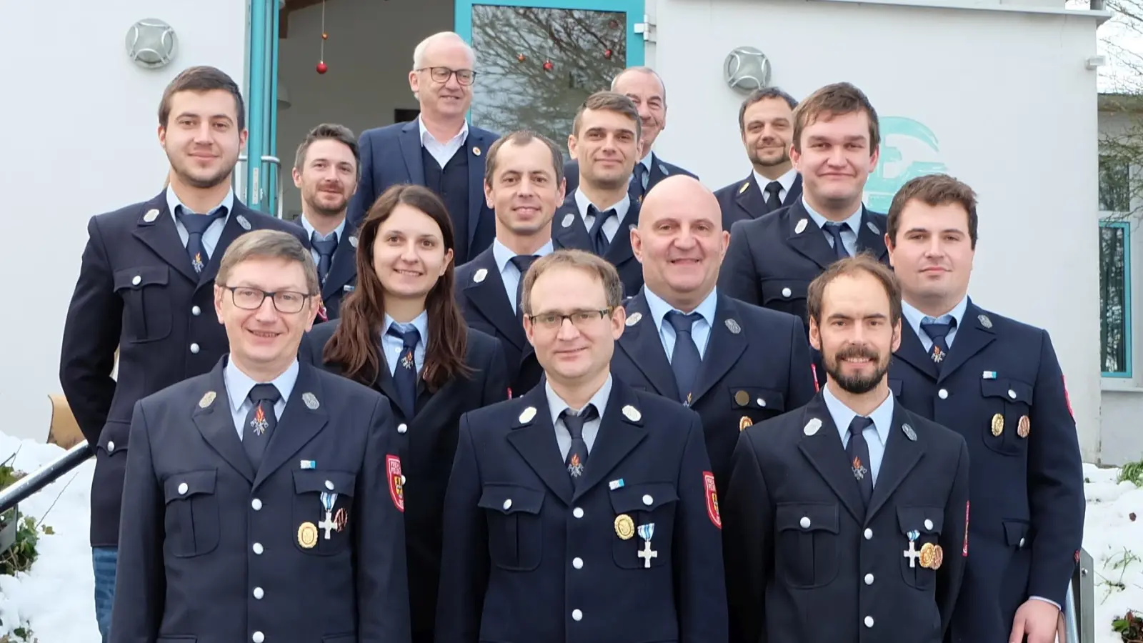 Die erfolgreichen Leistungsabzeichenträger: letzte Reihe v. li: Bürgermeister Lindner, Thomas Schober, KBI Iberer. <br>Reihen vorher v.li: Niko Zagel, Christian Schmalzl, Lena Schmalzl, Sebastian Hubmann, Gerhard Hiltel, Alexander Schmalzl, Christoph Ertl, Kommandant Leopold Schmalzl. Erste Reihe v. li.: Josef Winter, Martin Kohl, Manuel Hubmann (Bild: Markus Hubmann)