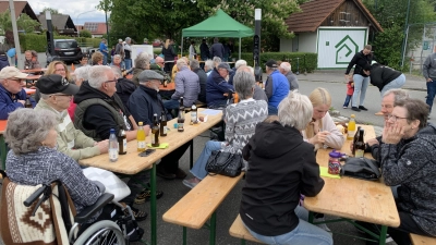 Vor der Garage der Siedlergemeinschaft feierten die Mitglieder. (Bild: Johann Adam)