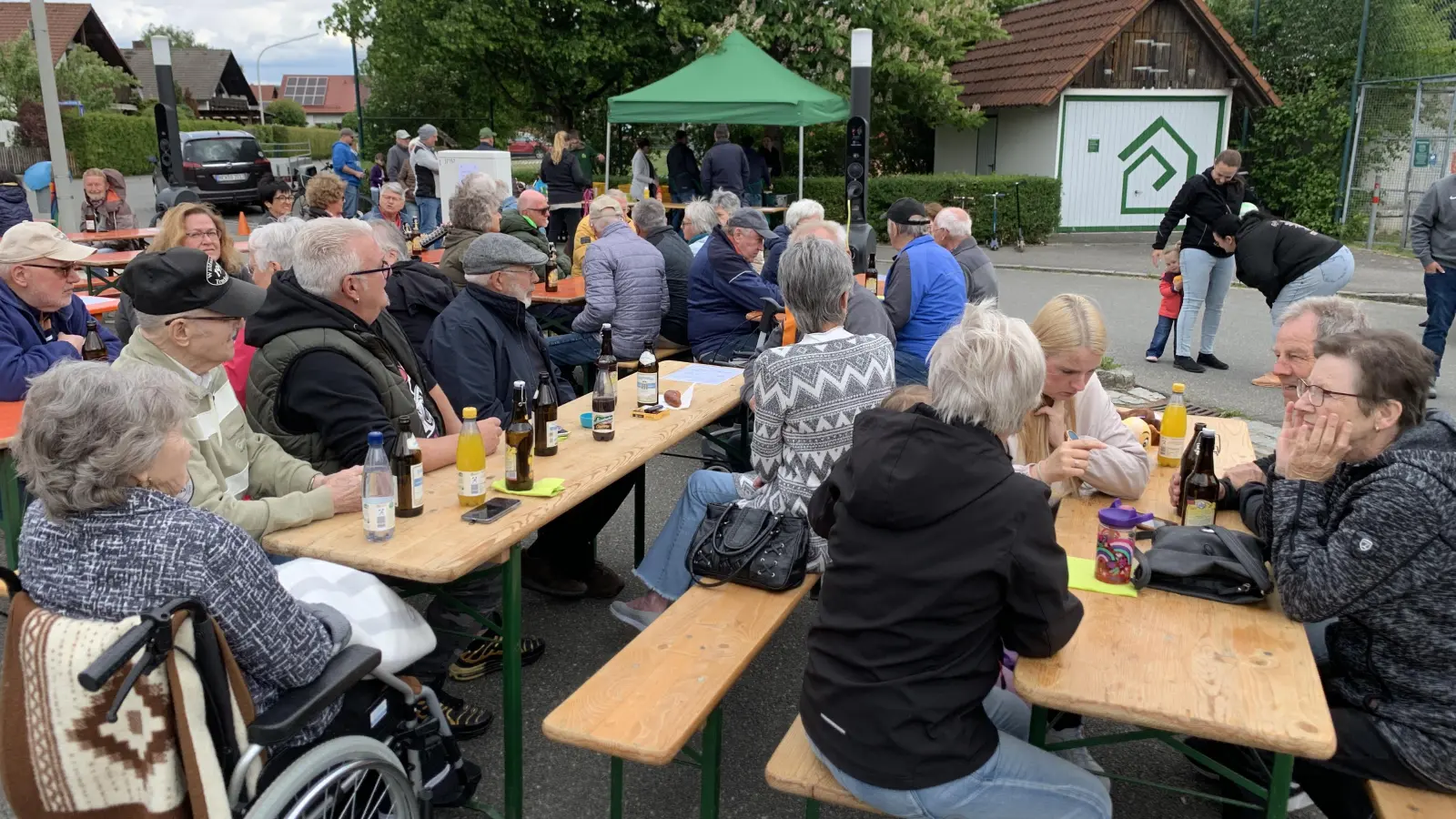 Vor der Garage der Siedlergemeinschaft feierten die Mitglieder. (Bild: Johann Adam)