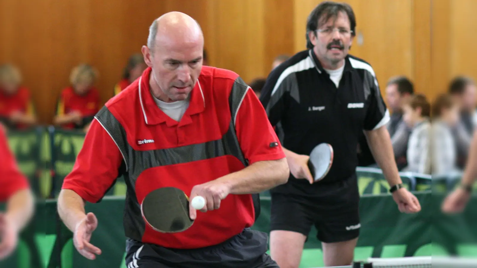 Gerhard Allert (links) wurde zuim zweiten Mal in Folge bayerischer Einzelmeister im Tischtennis und belegte mit Ignaz Berger vom SV Hahnbach (rechts) den dritten Platz im Doppel. (Bild: Rudolf Hirsch)