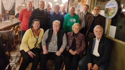 Foto von li.nach re.: vorne : Maria Näßl, Birgit Krogner, Inge Kraus, Bernd Hofman, 2. Reihe: Peter Haas, Erwin Koppmann, Max Sattich, Karlheinz Zobel, Günther Wicha, Günther Nosseck, Frank Zeitler, Dr. Josef Pürner. (Bild: Maria Näßl)