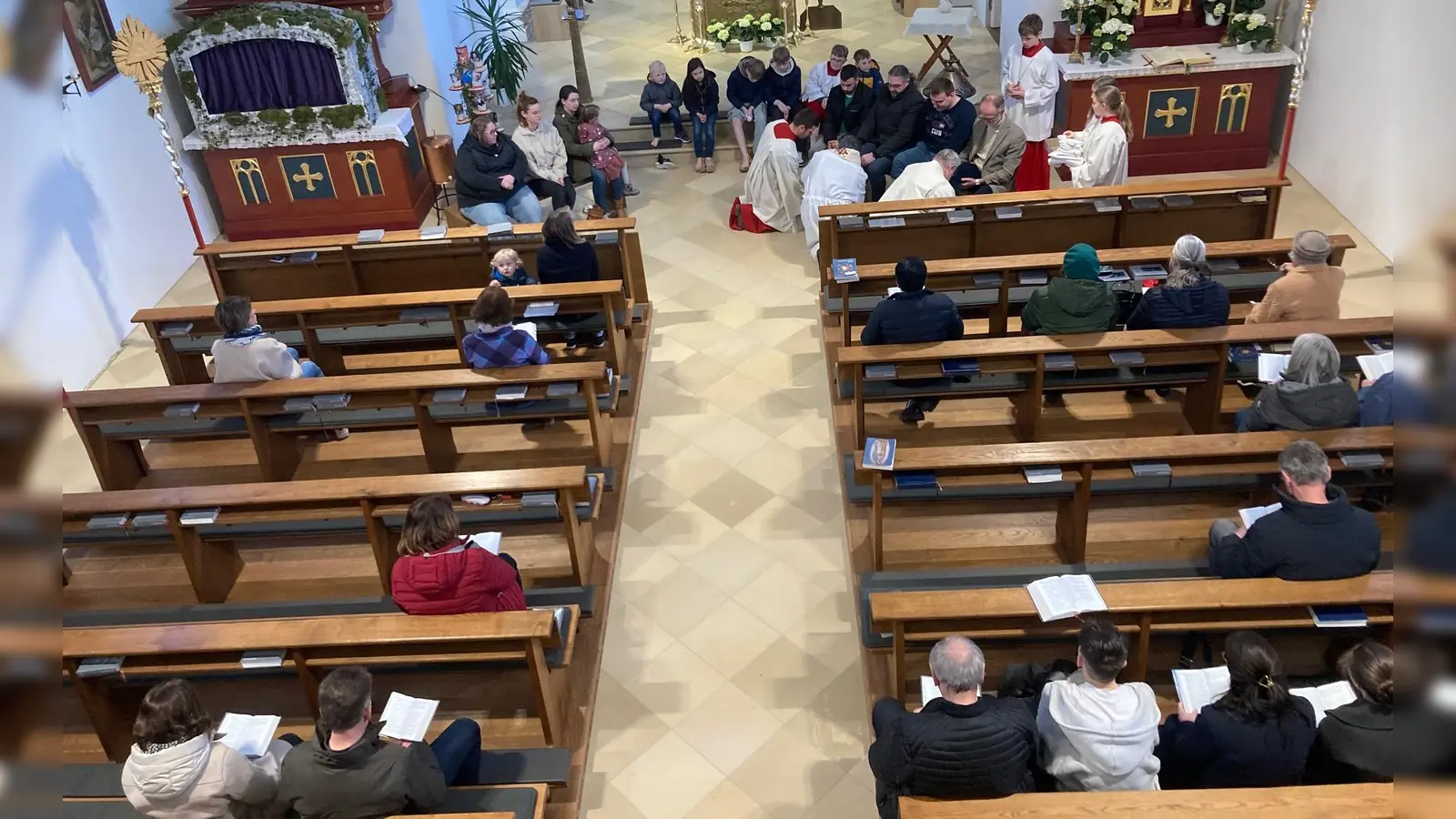 Auch Frauen wurden beim Abendmahlgottesdienst in der Pfarrei Leuchtenberg die Füße gewaschen und das war das erste Mal (Bild: Sieglinde Schärtl)