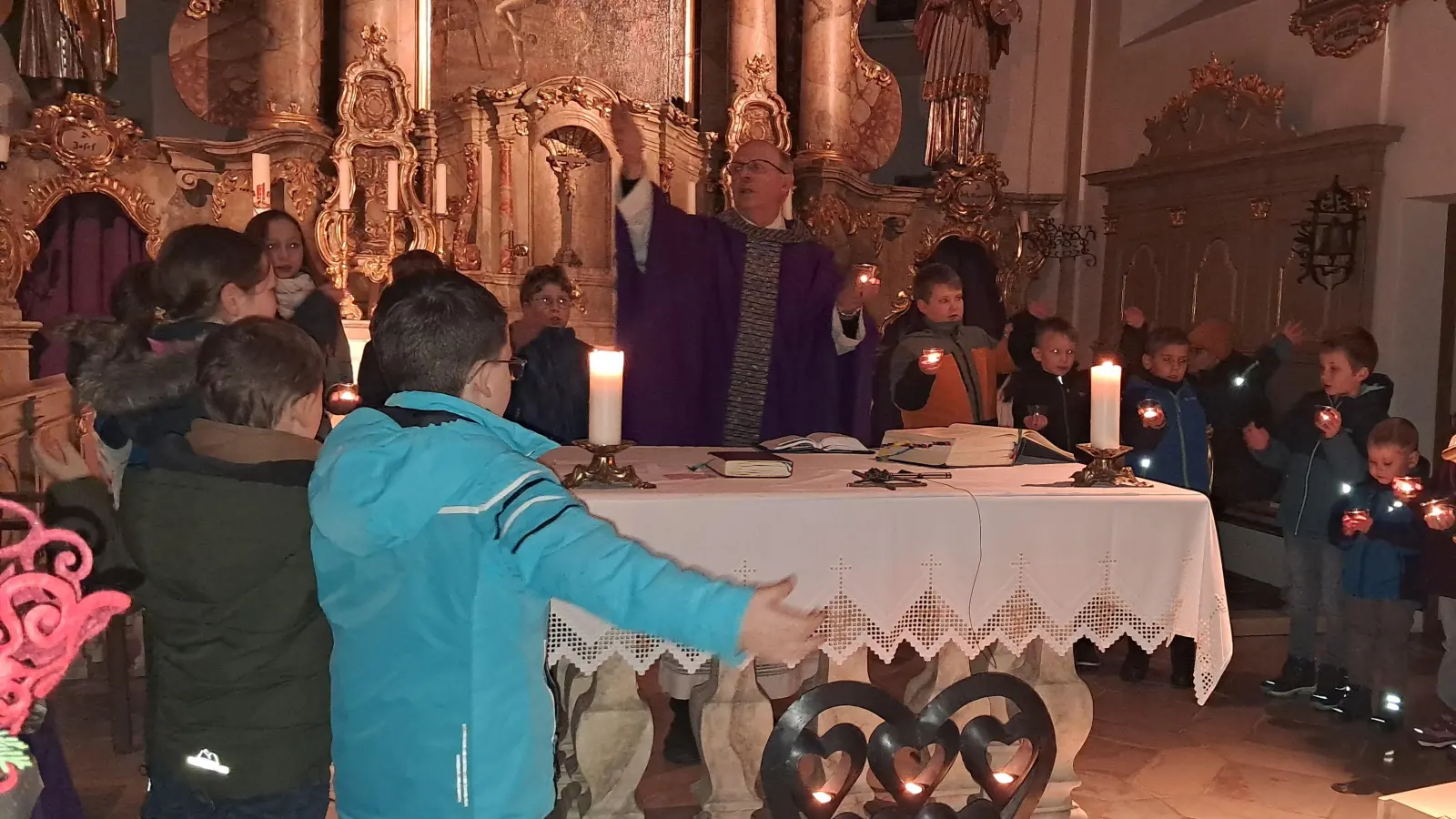 Gemeinsam wurde das Lied „Tragt in die Welt nun ein Licht“ gesungen. (Bild: Michaela Müller)