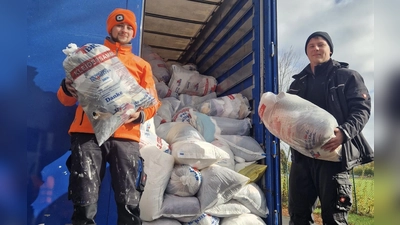 Fleißig wurden wieder die Kleiderspenden von den Rotkreuzlern am Kreinzel von den Sammlungsfahrzeugen auf den Container der Spedition verladen, bis dieser am Ende der Altkleidersammlung der Bereitschaft Erbendorf im BRK randvoll war. (Bild: Sven Lehner)