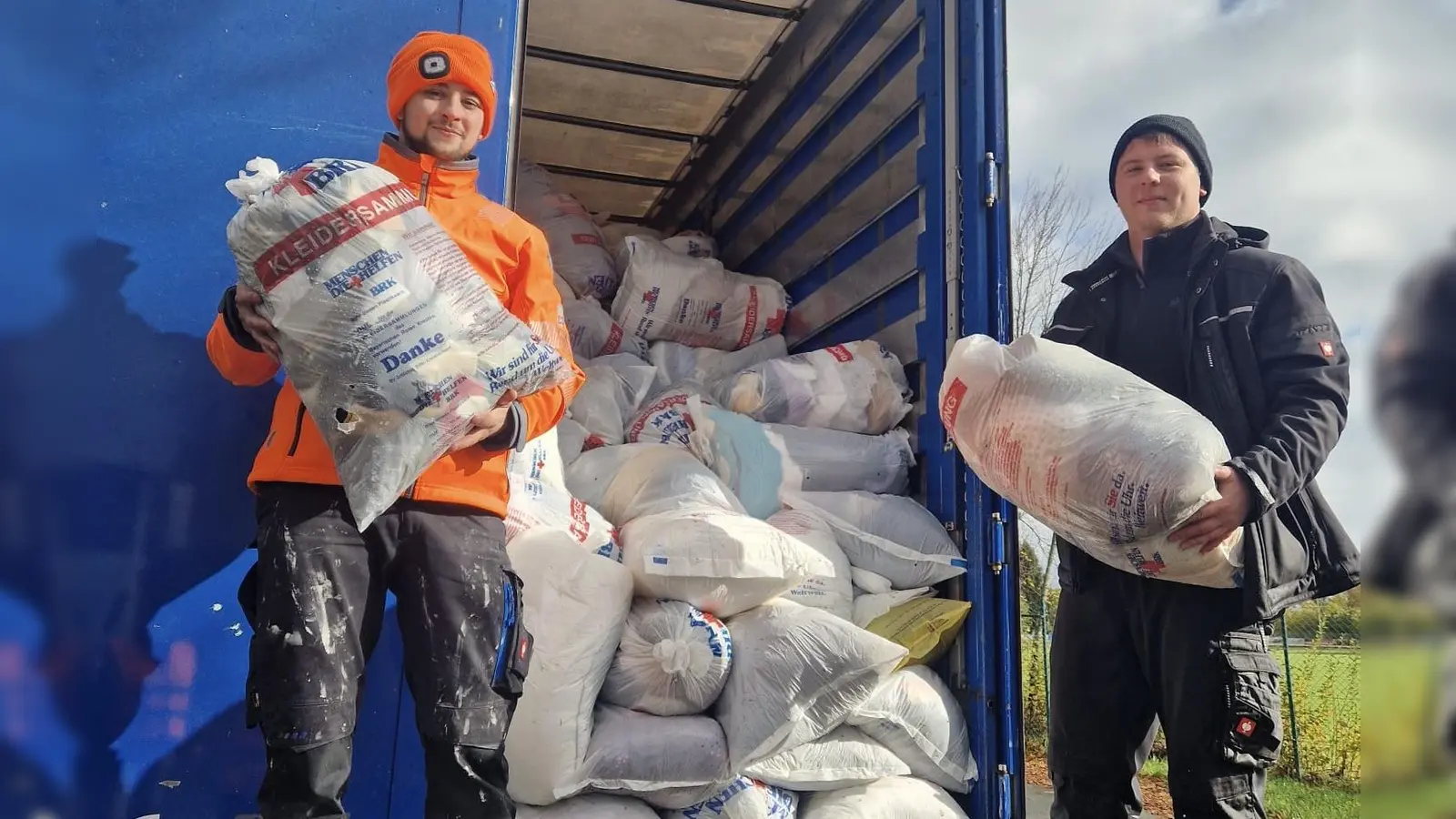 Fleißig wurden wieder die Kleiderspenden von den Rotkreuzlern am Kreinzel von den Sammlungsfahrzeugen auf den Container der Spedition verladen, bis dieser am Ende der Altkleidersammlung der Bereitschaft Erbendorf im BRK randvoll war. (Bild: Sven Lehner)