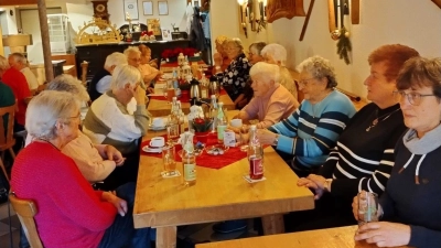Ein Blick in die in Seniorenrunde während der Weihnachtsfeier. (Bild: Christa Böhm)