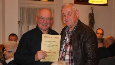 Für 40 Jahre Mitgliedschaft ehrte Heimatpflegebund-Vorsitzender Eckhard Bodner auch Stadtverbands-Ehrenvorsitzenden Andreas Anger (rechts). (Bild: Bernhard Piegsa)