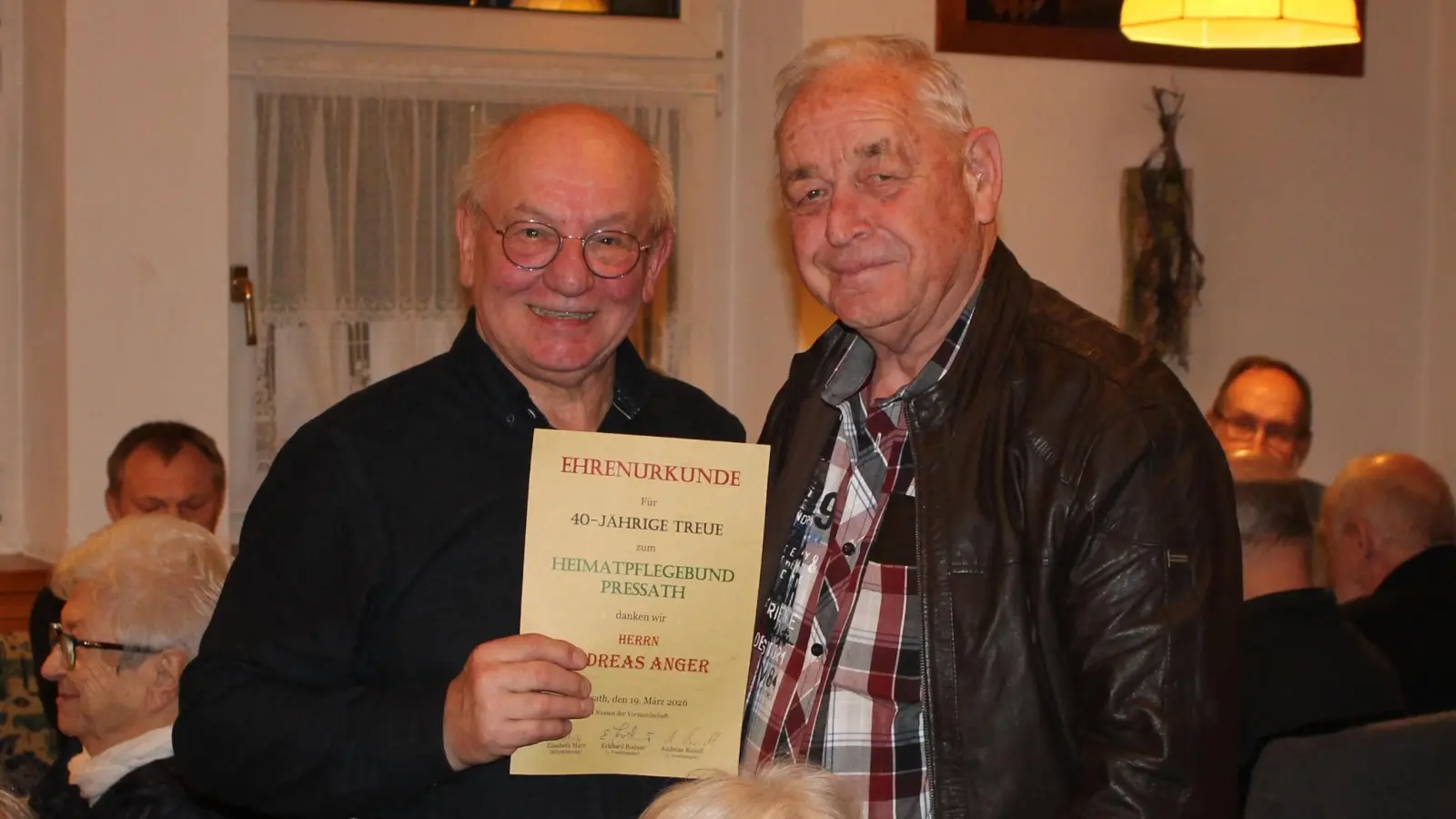 Für 40 Jahre Mitgliedschaft ehrte Heimatpflegebund-Vorsitzender Eckhard Bodner auch Stadtverbands-Ehrenvorsitzenden Andreas Anger (rechts). (Bild: Bernhard Piegsa)