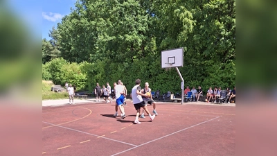 Packende Duelle prägten das 3x3-Turnier der DJK-Basketballabteilung.  (Bild: Sarah Wenz)