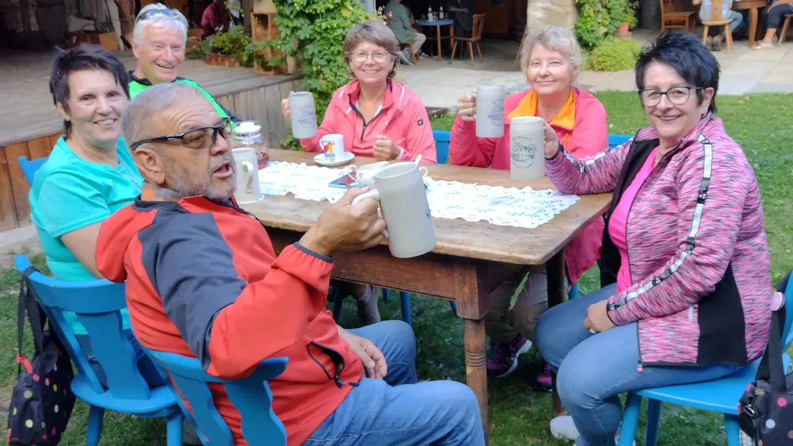 Hof und Remise locken nach einem Museumsbesuch zu geselligen Ratschrunden.  (Bild: Walther Hermann)