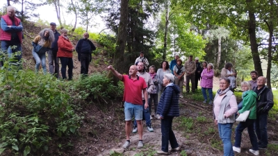 Matthias Schlicht vom Verein KulturLandschaft südlicher Steinwald e.V. zeigt den Besuchern das Gelände rund um die Infostelle. (Bild: Florian Preisinger)