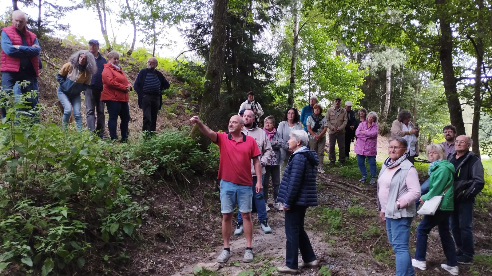 Matthias Schlicht vom Verein KulturLandschaft südlicher Steinwald e.V. zeigt den Besuchern das Gelände rund um die Infostelle. (Bild: Florian Preisinger)