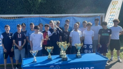 Das Team der B-Jugend bei der Siegerehrung. (Bild: Walter Gräf)