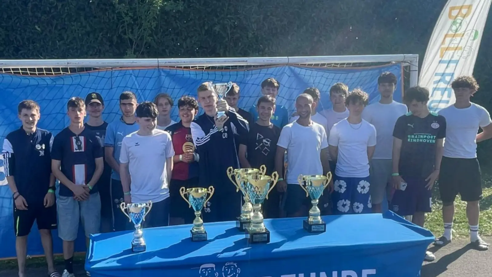 Das Team der B-Jugend bei der Siegerehrung. (Bild: Walter Gräf)