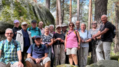 Wandergruppe des OWV Nabburg vor der Felsformation „Gottes Hände” im wildromantischen Lerautal bei Leuchtenberg. (Bild: Hans Rachwalik)