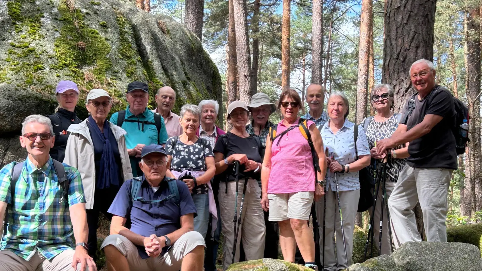 Wandergruppe des OWV Nabburg vor der Felsformation „Gottes Hände” im wildromantischen Lerautal bei Leuchtenberg. (Bild: Hans Rachwalik)