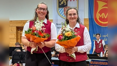 Blumen zum Dank an die Dirigentinnen Helena Goldbach vom Musikverein Freudenberg (r.) und Wanda Gardner vom Musikverein Vilseck (l.) nach den gemeinsam gespielten Zugaben für das tolle Konzertereignis (Bild: Christa Schlagenhaufer)