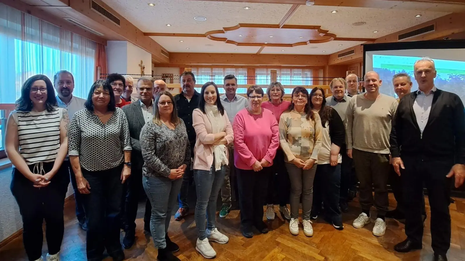 Bei der Jahreshauptversammlung der DJK Neuhaus gratulierten Bürgermeister Karlheinz Budnik (5. von links) und die Ehrengäste der wieder gewählten Vorstandschaft unter der Leitung von 1. Vorsitzendem Matthias Sauer (Mitte). (Bild: Denise Heimerl)