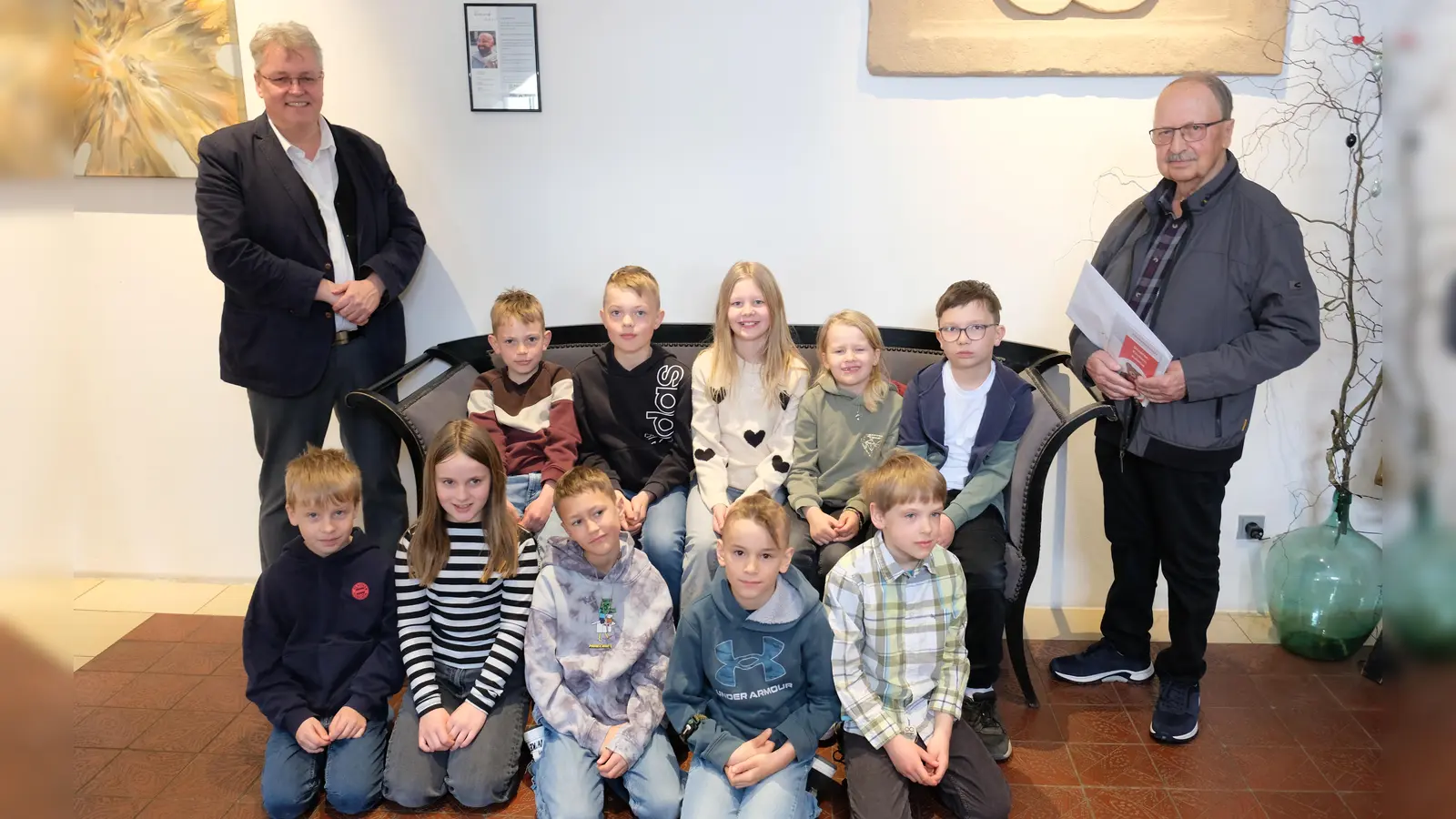 Nach einer Dankandacht und dem anschließenden Frühstück der Kommunionkinder mit ihren Eltern im Klostergasthof freuten sich Andres Steinl (re) und Pfarrer Adrian Kugler (li) über die großzügige Spende der Kids für die Kinderkrebshilfe.  (Bild: Robert Dotzauer)