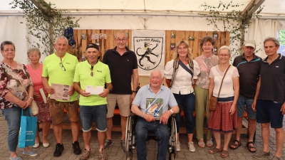 Die Gewinner des Seniorenquiz am Kirwamontag in Rieden mit Erstem Bürgermeister Erwin Geitner (5.v.l.), den Markträtinnen Erika Müllner (ab 7.v.l.), Marga Kraus und Marlies Grill sowie Zweitem Bürgermeister Josef Weinfurtner (r.). (Bild: Michael Rabenhofer)
