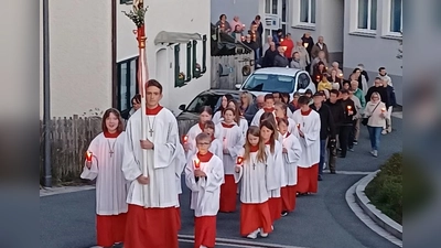 Mit Kerzen zogen viele Gläubige am 1. Mai zu Ehren der Gottesmutter Maria singend und betend durch die Straßen. (Bild: Josef Söllner)