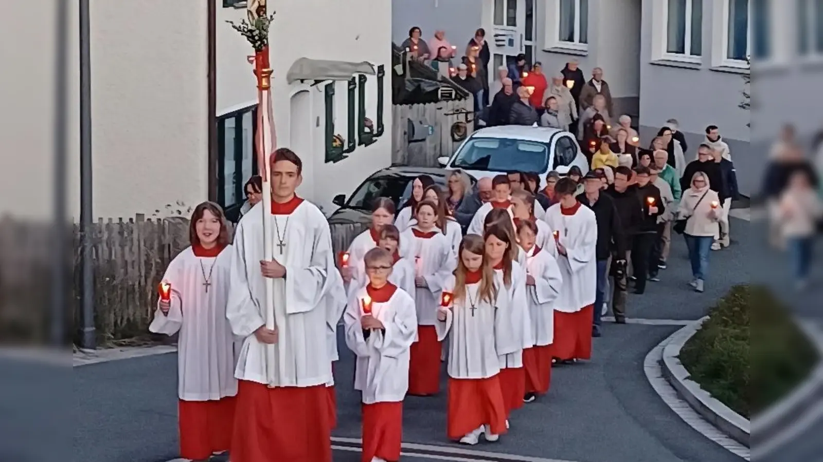 Mit Kerzen zogen viele Gläubige am 1. Mai zu Ehren der Gottesmutter Maria singend und betend durch die Straßen. (Bild: Josef Söllner)