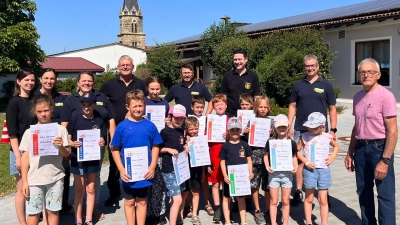 Mit Freude absolvierten die kleinen Pittersberger Feuerwehrleute ihre Aufgaben mit Erfolg. Jedes der 13 Kinder hatte gelernt und geübt. Ganz links, in zweiter Reihe, die drei hiesigen Betreuerinnen der Kinder, von links Anna Heindl, Manuela Schmid und Andrea Koller. Hinten die Landkreiskräfte, die diese Ausbildung bei den Wehren des Landkreises ermöglichen sowie Vorsitzender (Max Koller) und Kommandant (Matthias Wirth). Rechts dritter Bürgermeister Michael Götz.  (Bild: Michael Götz)