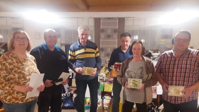 Von links: 2. Vorstand Ingrid Graf, 1. Vorstand Wolfgang Veigl, 2. Sieger Josef Zembsch, Gewinner Trostpreis Gerhard Ernst, 1. Siegerin Regina Ketterl und 3. Sieger Alexander Meyer  (Bild: Susanne Busch)