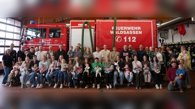 Die Familien mit ihren Neugeborenen und die Verantwortlichen der verschiedenen Organisationen und Stellen waren zum Empfang der Stadt Waldsassen ins Feuerwehrhaus gekommen. (Bild: Florian Müller)