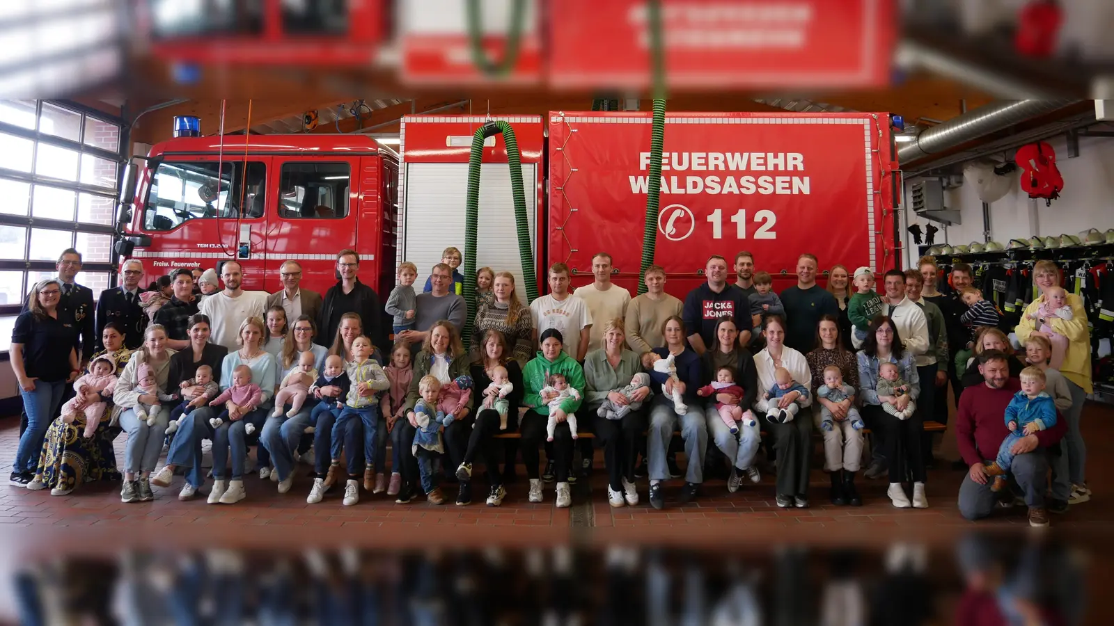 Die Familien mit ihren Neugeborenen und die Verantwortlichen der verschiedenen Organisationen und Stellen waren zum Empfang der Stadt Waldsassen ins Feuerwehrhaus gekommen. (Bild: Florian Müller)