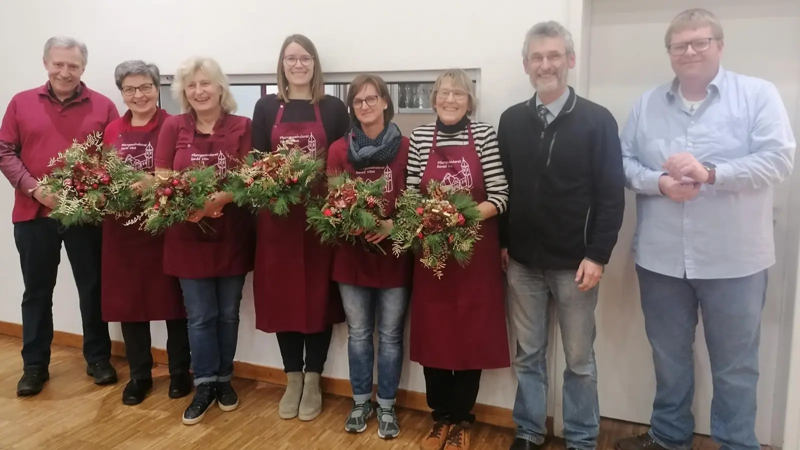 von links: PGR-Sprecher Martin Bergmann, Luzia Stingl, Elisabeth Kraus Katharina Summerer, Sandra Werner und Gabriele Meiser - die fleißigen Helferinnen des PGR, Pfarrer Helmut Brügel und Pastoralreferent Stefan Dotzler (Bild: Anita Hartmann)