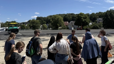 Besichtigung des Angerplatzes. (Bild: Anja Peltzer)