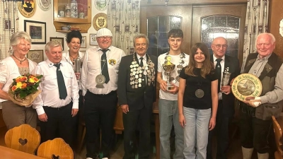 Die Königsproklamation bei den Naabtalschützen Unterköblitz. von Links : Schützenliesl Christa Praschel, Emmeran Holzgartner, Sonja Eckert, Schützenmeister Karl Eckert,Schützenkönig Hans Hermann, Jugendschützenkönig Kilian Geitner, Lena Geitner, Josef Biller und Scheibergeber Sepp Lang.  (Bild: MIchael Biller)