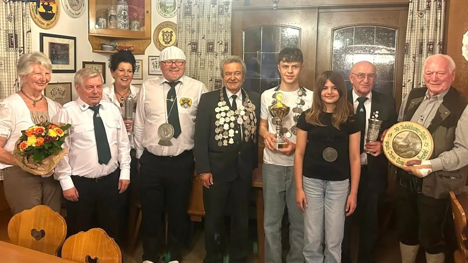 Die Königsproklamation bei den Naabtalschützen Unterköblitz. von Links : Schützenliesl Christa Praschel, Emmeran Holzgartner, Sonja Eckert, Schützenmeister Karl Eckert,Schützenkönig Hans Hermann, Jugendschützenkönig Kilian Geitner, Lena Geitner, Josef Biller und Scheibergeber Sepp Lang.  (Bild: MIchael Biller)