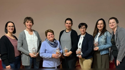 Die Geehrten mit den beiden Vorsitzenden Birgit Post (l) und Manuela Kellermann (r) (Bild: Manuela Kellermann )