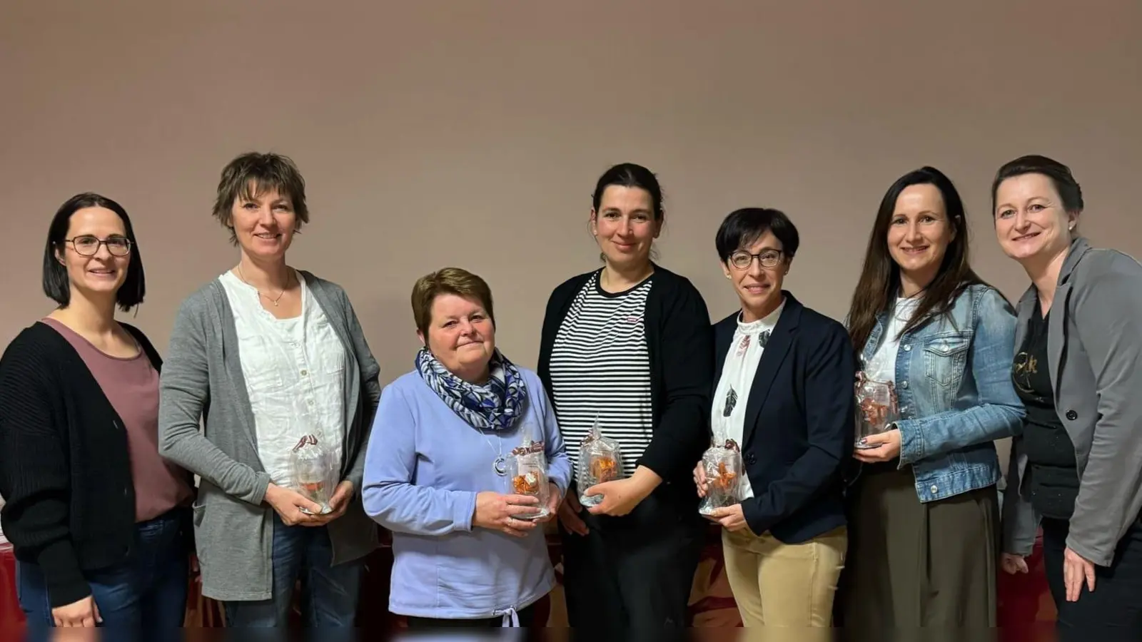 Die Geehrten mit den beiden Vorsitzenden Birgit Post (l) und Manuela Kellermann (r) (Bild: Manuela Kellermann )