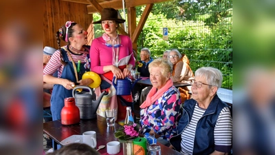 Gute Laune Clowns Rosa Wirschtl und Coco Schlupfhupf zu Besuch am Sommerfest der Ökumenischen Sozialstation.  (Bild: Regina Pilhofer )