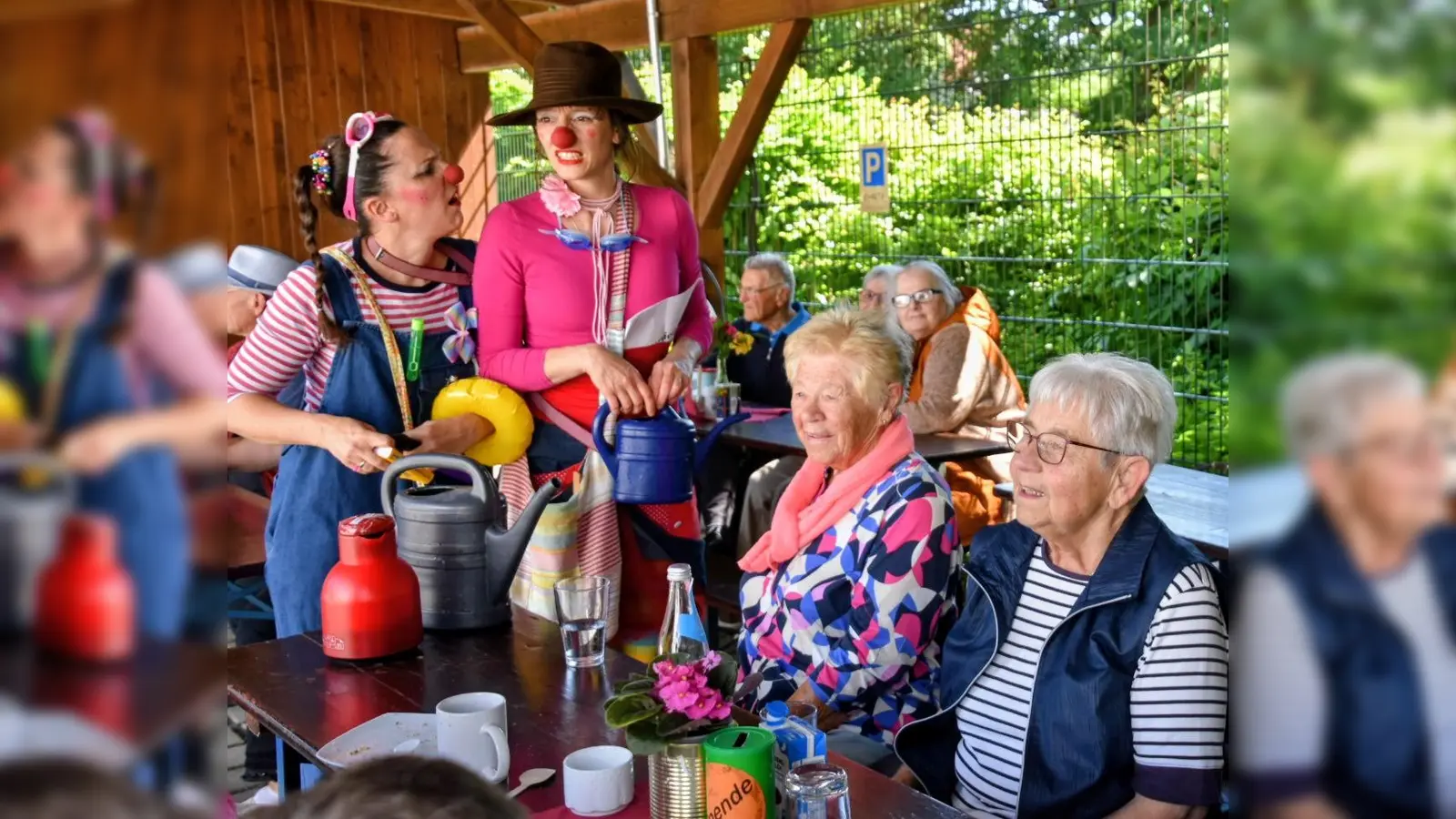 Gute Laune Clowns Rosa Wirschtl und Coco Schlupfhupf zu Besuch am Sommerfest der Ökumenischen Sozialstation.  (Bild: Regina Pilhofer )