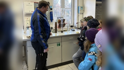 Verschiedene Klärstadien des Wassers (Bild: Lisa Saradeth)