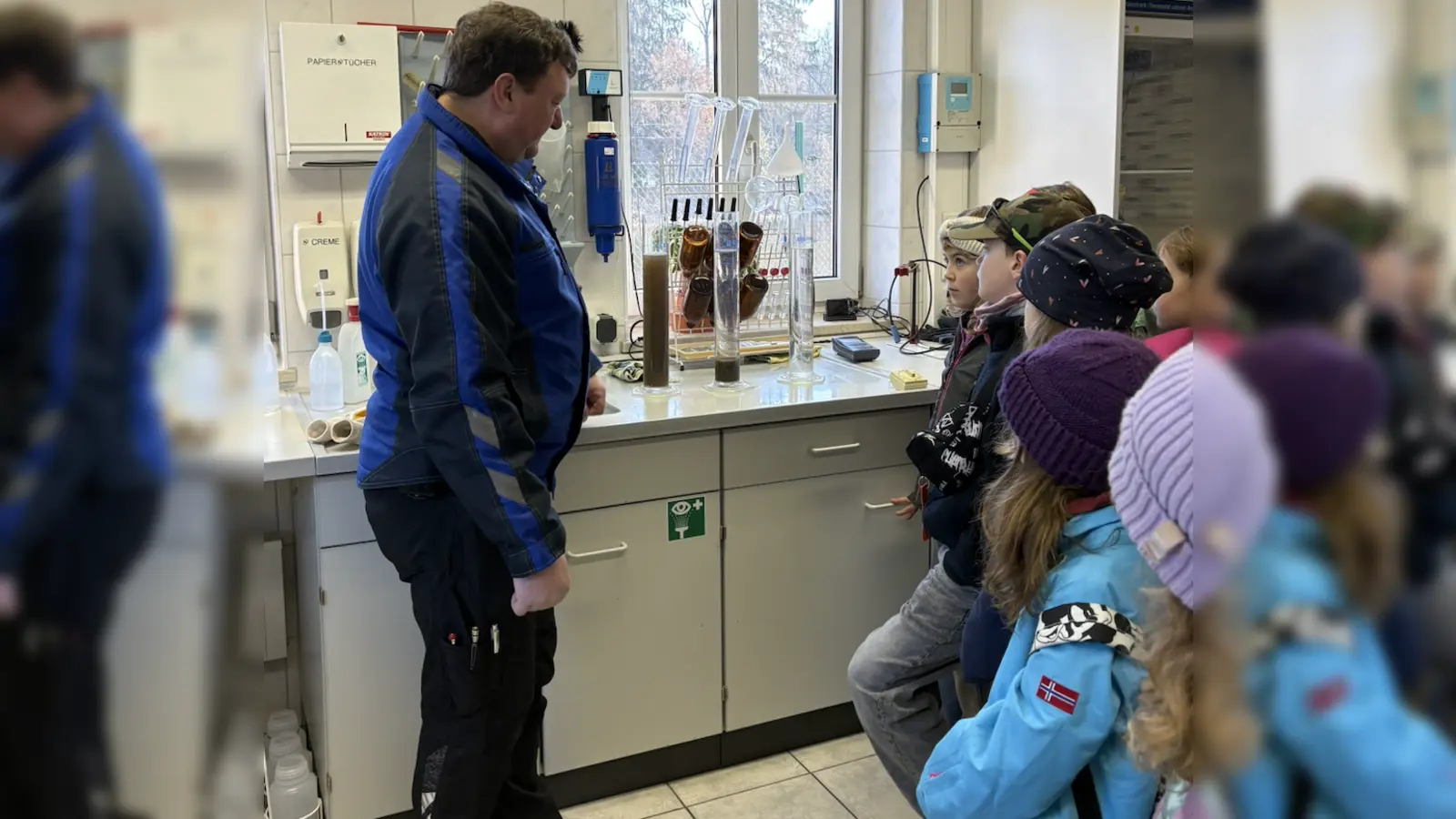 Verschiedene Klärstadien des Wassers (Bild: Lisa Saradeth)