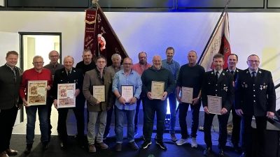 Von links: 1.BGM Stefan Grillmeier, Jürgen Zeitler, Alfons Gradl, Herrmann Riolfi, Reingard Haberkorn, Hans-Dieter Stark, Hubert Wührl, Thomas Feldsmann, Erwin Thoma, Anton Hartmann, Stephan Andörfer, Thomas Scharf, Werner Riolfi, 1. Kommandant Wolfgang Haberkorn, 1. Vorsitzender Markus Fischer. (Bild: Werner Faltenbacher )