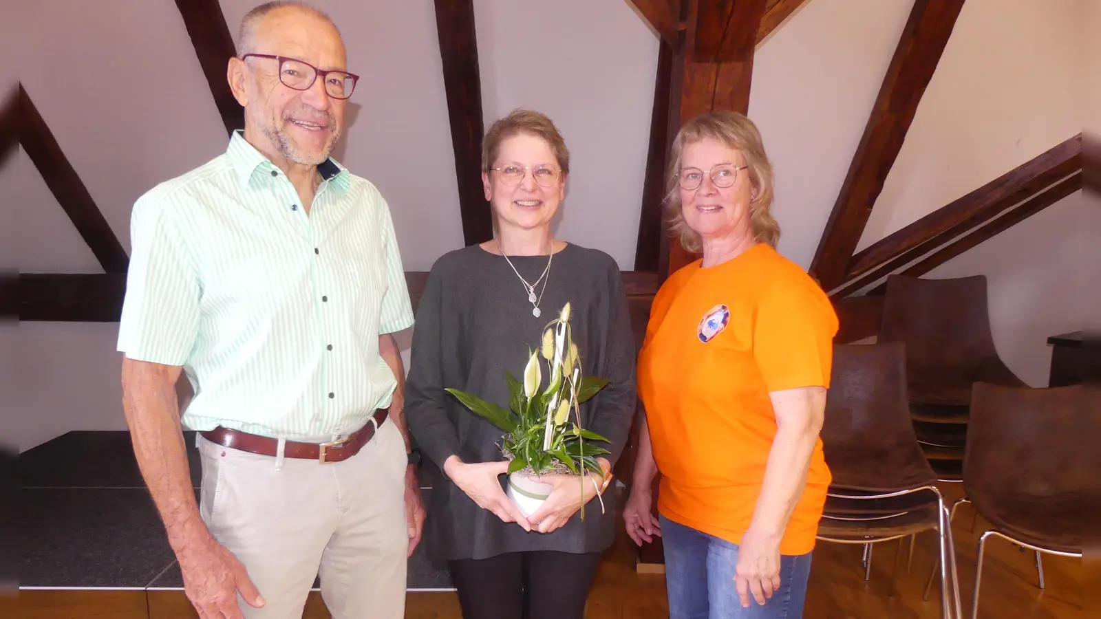 Karl Lorenz und Elisabeth Gottsche hießen Karin Rupprecht-Horn als 900. Mitglied bei GeHiH willkommen.  (Bild: Walther Hermann)