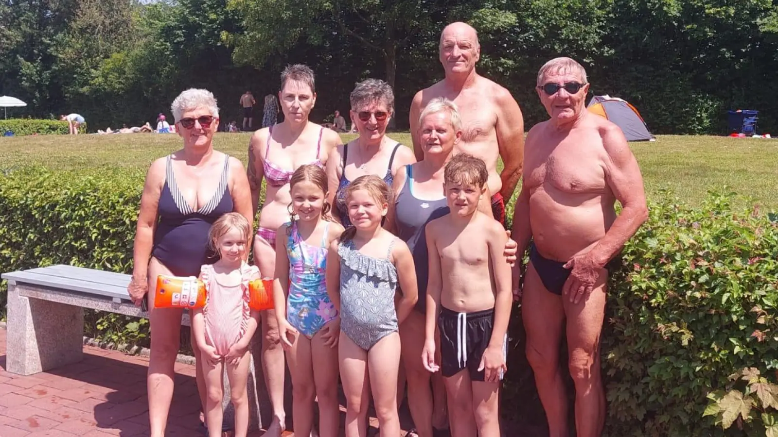 Vorsitzende Martina Mewes (Bildmitte) mit den fleißigen Schwimmern und unseren Jüngsten Teilnehmer: <br>(vorne v.l.) Heidi und Anni Mewes , Jule und Ole Reihl. (Bild: Monika Hartmann)