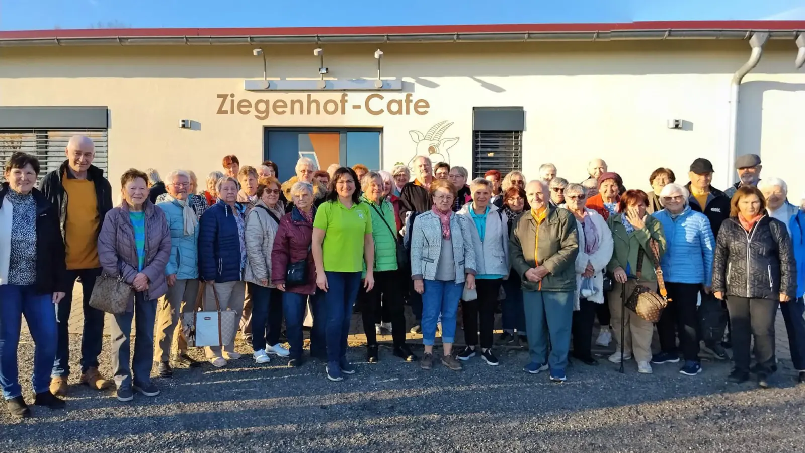 Die Maxhütter Senioren fühlten sich bei Maria Deß (vorne im grünen T-Shirt) auf dem Ziegenhof sehr willkommen. (Bild: Christa Breitfelder)