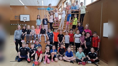 Die neuen Übungsleiterinnen Christiane Salomon (li) und Nicole Voit (3. Reihe re) freuen sich mit denn zahlreichen Kindern auf jede Turnstunde. (Bild: Karl Ziegler)