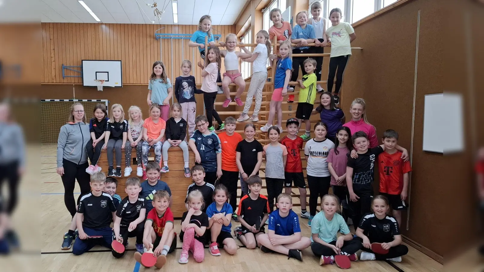 Die neuen Übungsleiterinnen Christiane Salomon (li) und Nicole Voit (3. Reihe re) freuen sich mit denn zahlreichen Kindern auf jede Turnstunde. (Bild: Karl Ziegler)