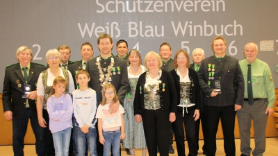 Die Sieger des Schützenvereins Winbuch mit Schützenmeister Tobias Respondek (2.v.r), Schützenkönig Michael Spies (5.v.l.) und Schützenliesl Aufgelegt Monika Frisch (6.v.r.) (bjo) (Bild: Johann Bauer)