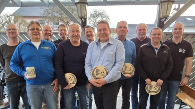 Die Jubilare erhielten eine gravierte Holztafel für 25 jährige Treue (Bild: Christian Härtl)