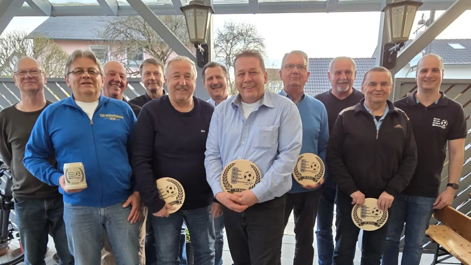 Die Jubilare erhielten eine gravierte Holztafel für 25 jährige Treue (Bild: Christian Härtl)