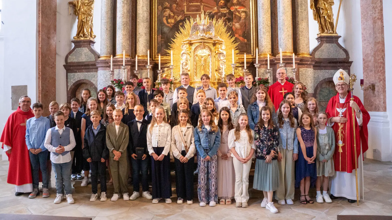 Die 44 Fimlinge mit Weihbischof Dr. Josef Graf (rechts), Pfarrer Slawomir Niemczewski (links) und Pfarrer Norbert Große (hinten)  (Bild: Lothar Trager)